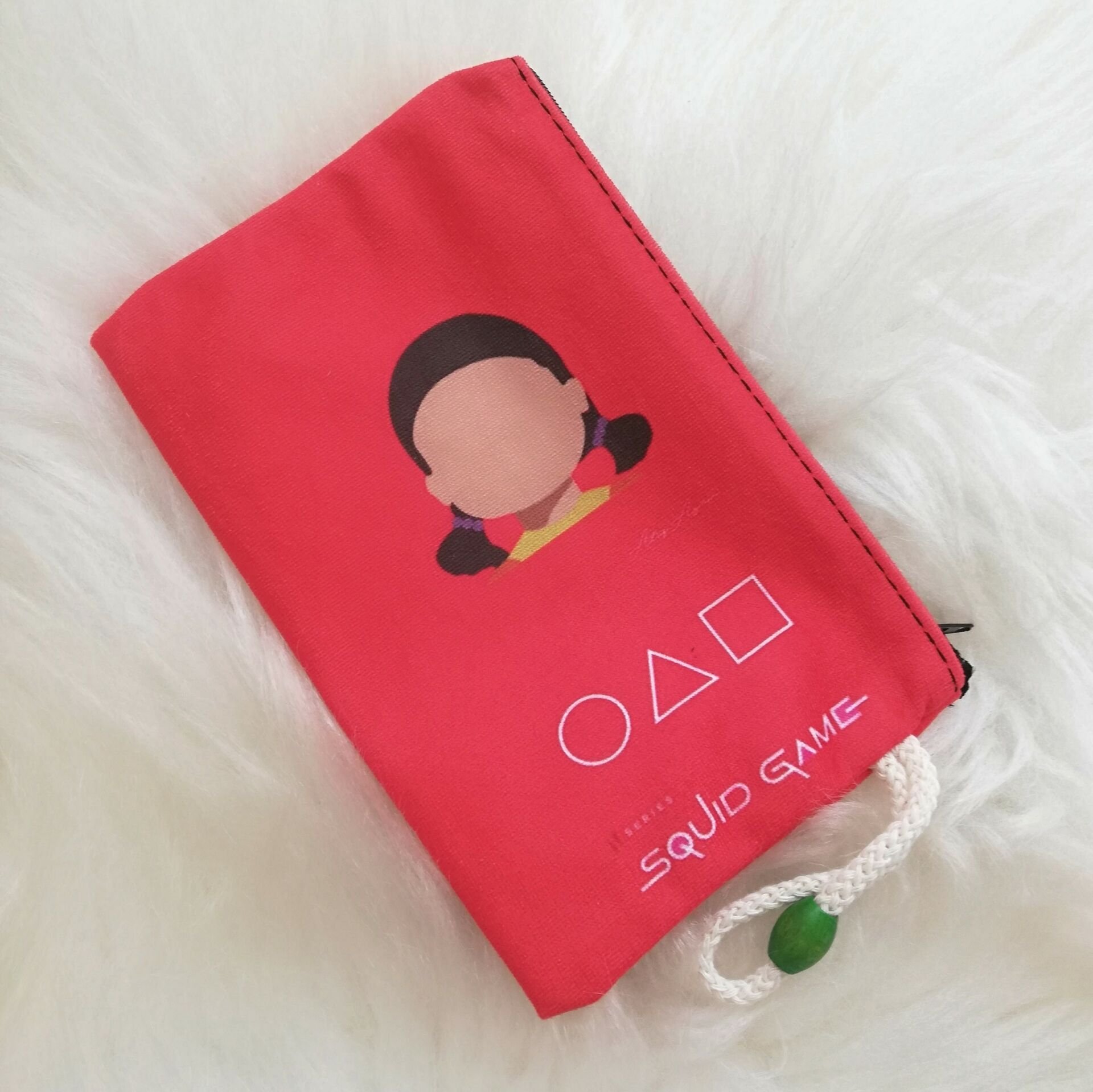 Squid Game Kırmızı Renkli Baskılı Bez Kalemlik Cüzdan