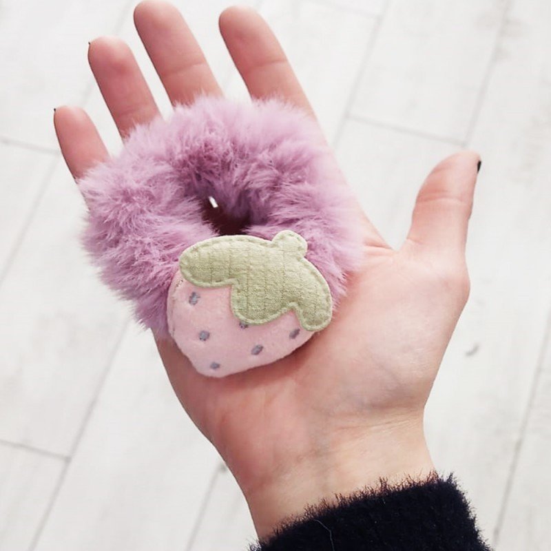 Çilekli Mor Peluş Lastik Toka