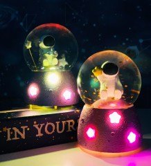 Astranot Space Işıklı Müzikli Kar Küresi