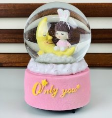 Sevimli Ay Kız Tasarımlı Kurmalı Müzikli Kar Küresi