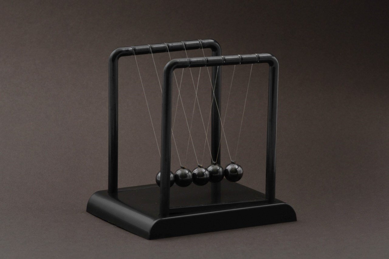 NEWTON’UN BEŞİĞİ DENGE TOPLARI KURAMI MOMENTUMUN KORUNUMU