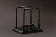 NEWTON’UN BEŞİĞİ DENGE TOPLARI KURAMI MOMENTUMUN KORUNUMU