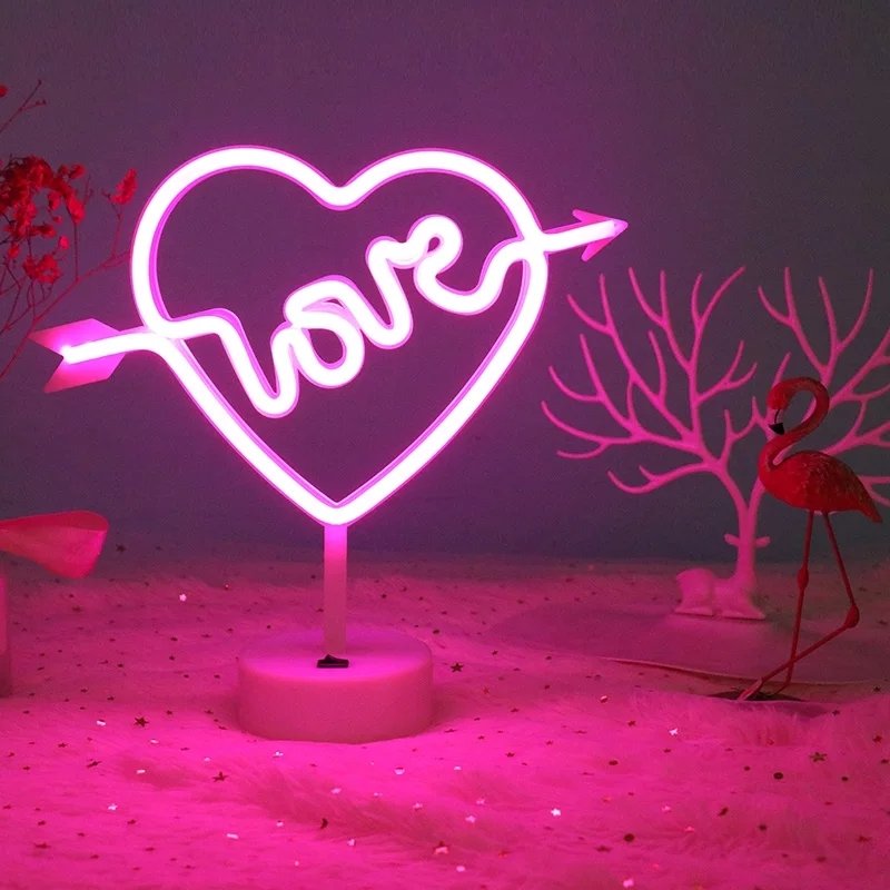 Neon Işıklı Ok İşaretli Kalpli Love Lamba