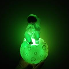 Ay Üstünde Oturan Astronot Renk Değiştiren Gece Lambası