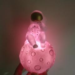 Ay Üstünde Oturan Astronot Renk Değiştiren Gece Lambası