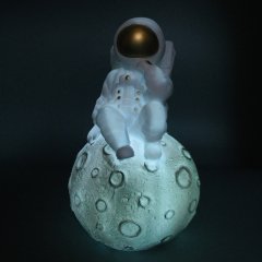 Ay Üstünde Oturan Astronot Renk Değiştiren Gece Lambası