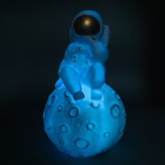 Ay Üstünde Oturan Astronot Renk Değiştiren Gece Lambası