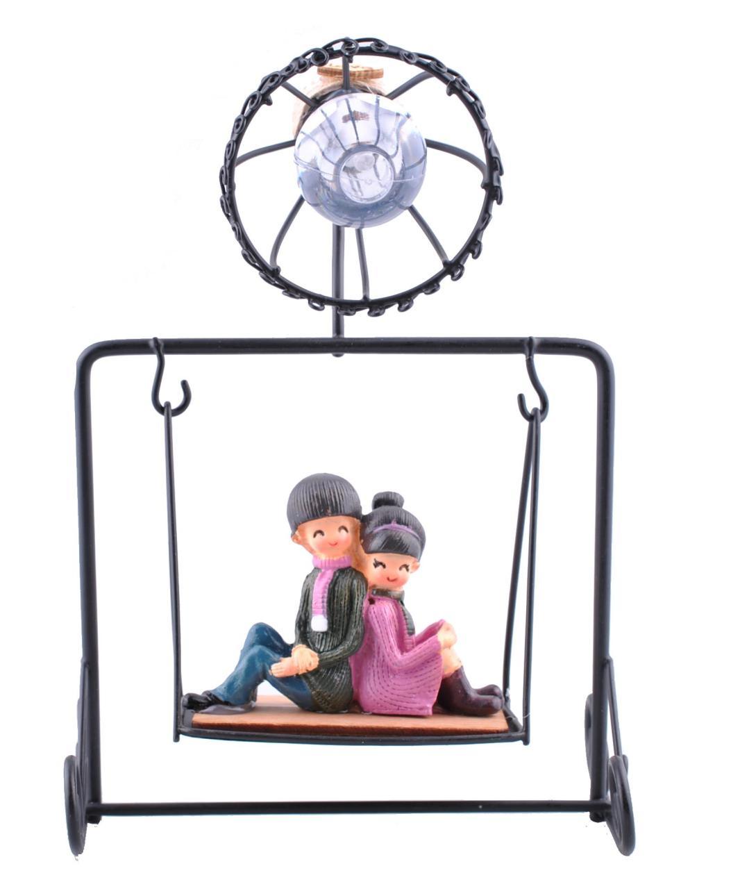 Işıklı Ahşap Salıncakta Oturan Sevgili Biblosu