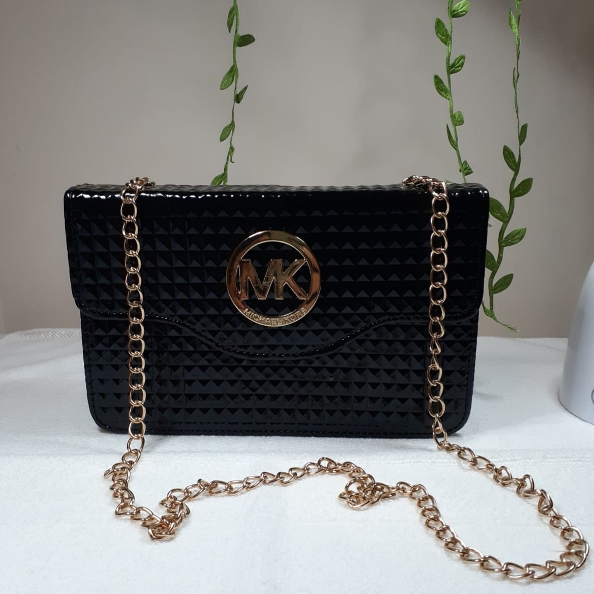 Siyah Piramit Desenli Omuz Askılı Kapaklı Zincirli Çapraz Çanta