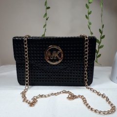 Siyah Piramit Desenli Omuz Askılı Kapaklı Zincirli Çapraz Çanta