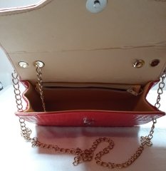 Kırmızı Piramit Desenli Omuz Askılı Kapaklı Zincirli Çapraz Çanta