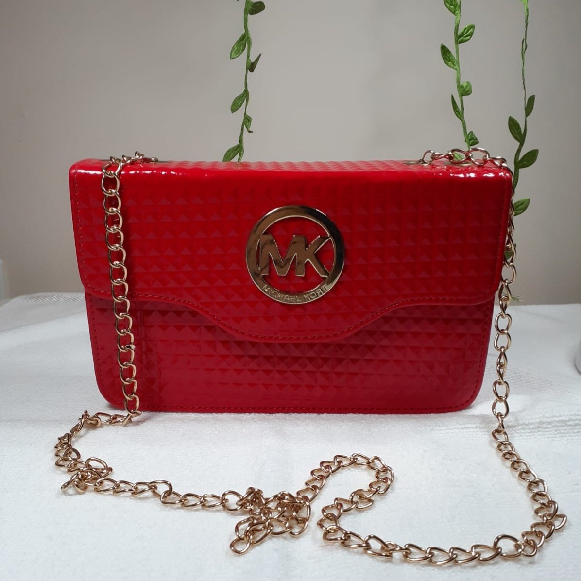 Kırmızı Piramit Desenli Omuz Askılı Kapaklı Zincirli Çapraz Çanta