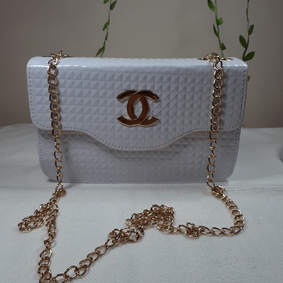 Beyaz Piramit Desenli Omuz Askılı Kapaklı Zincirli Çapraz Çanta