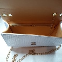 Beyaz Piramit Desenli Omuz Askılı Kapaklı Zincirli Çapraz Çanta