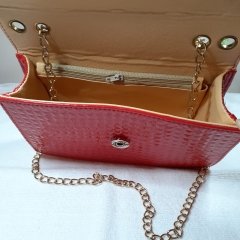 Kırmızı Piramit Desenli Omuz Askılı Kapaklı Zincirli Çapraz Çanta