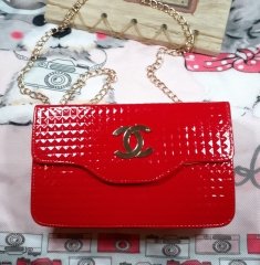 Kırmızı Piramit Desenli Omuz Askılı Kapaklı Zincirli Çapraz Çanta