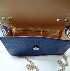 Mavi Piramit Desenli Omuz Askılı Kapaklı Zincirli Çapraz Çanta