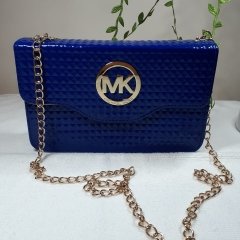 Mavi Piramit Desenli Omuz Askılı Kapaklı Zincirli Çapraz Çanta