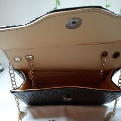 Siyah Piramit Desenli Omuz Askılı Kapaklı Zincirli Çapraz Çanta