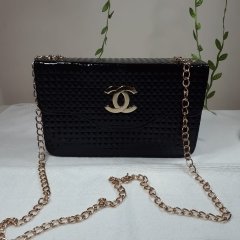 Siyah Piramit Desenli Omuz Askılı Kapaklı Zincirli Çapraz Çanta