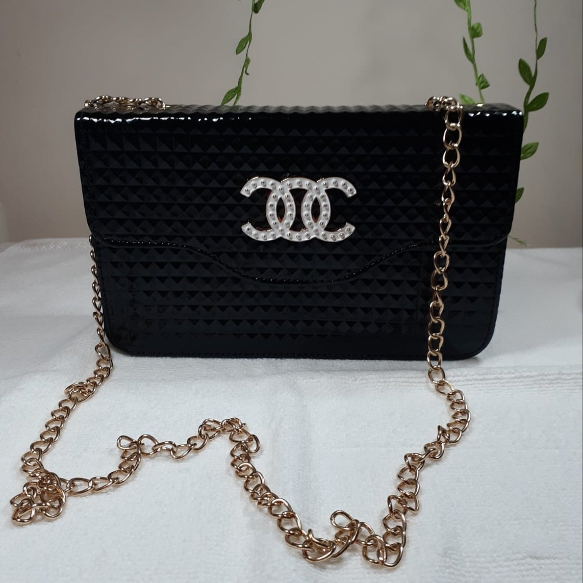 Siyah Piramit Desenli Omuz Askılı Kapaklı Zincirli Çapraz Çanta