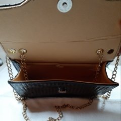 Siyah Piramit Desenli Omuz Askılı Kapaklı Zincirli Çapraz Çanta