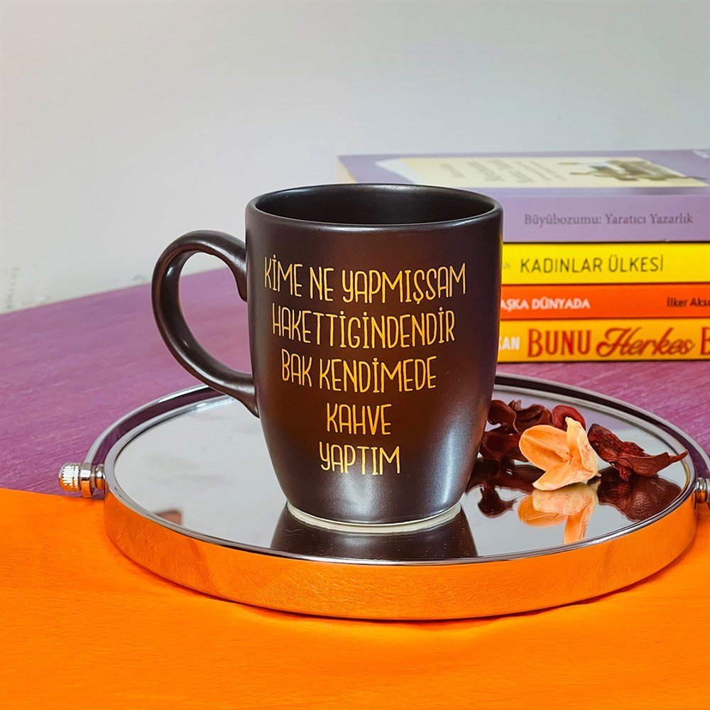 Kime Ne Yapmışsam Hakettiğindendir Bak Kendime Kahve Yaptım Altın Yaldızlı Siyah Kupa