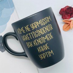 Kime Ne Yapmışsam Hakettiğindendir Bak Kendime Kahve Yaptım Altın Yaldızlı Siyah Kupa