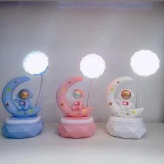 Ay Üstünde Astronot Şarjlı Masa Lambası