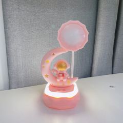 Ay Üstünde Astronot Şarjlı Masa Lambası