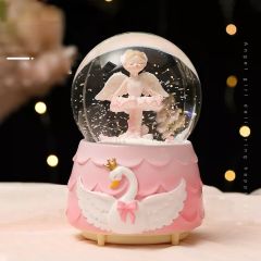 Sevimli Kuğulu Melek Kız Büyük Boy Otomatik Püskürtmeli Işıklı Müzikli Kar Küresi