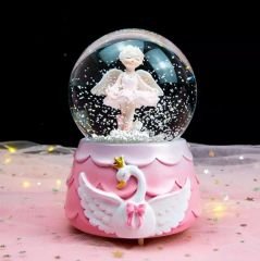Sevimli Kuğulu Melek Kız Büyük Boy Otomatik Püskürtmeli Işıklı Müzikli Kar Küresi