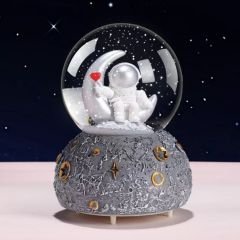 Ay Üstünde Astronot Büyük Boy Otomatik Püskürtmeli Işıklı Müzikli Kar Küresi