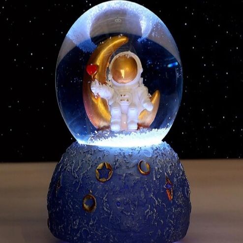 Ay Üstünde Astronot Büyük Boy Otomatik Püskürtmeli Işıklı Müzikli Kar Küresi