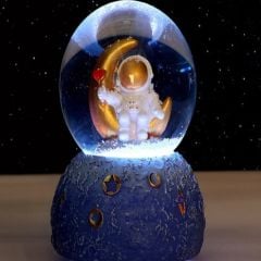 Ay Üstünde Astronot Büyük Boy Otomatik Püskürtmeli Işıklı Müzikli Kar Küresi